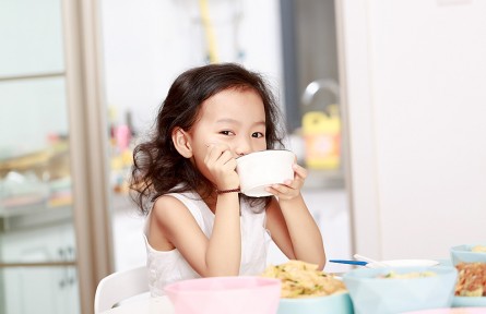 小孩吃飯時喝湯，會稀釋胃液影響消化？